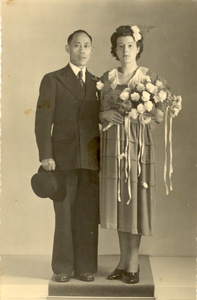 878015 Portret (trouwfoto) van het echtpaar Jih Peng Chen (1902), geboren in China en Berdina Eversen uit Wijk C te ...